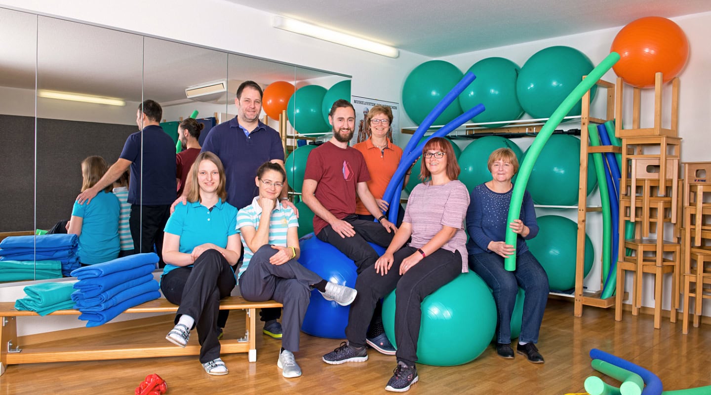 Das Bild zeigt Physiotherapeuten im Gymnastikraum unserer Praxis in Dresden Löbtau.